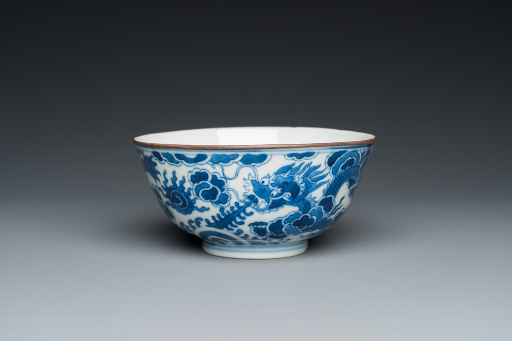 Een Chinese blauw-witte 'Bleu de Hue' kom voor de Vietnamese markt, Minh Mạng Nian Zhi 明命年製 merk, ca. 1830-40