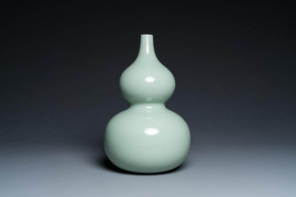 A Chinese monochrome celadon-glazed double gourd vase, 18/19th C.
