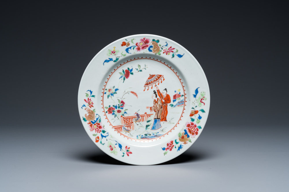 Een Chinees famille rose bord met 'Parasoldames' naar Cornelis Pronk, Qianlong