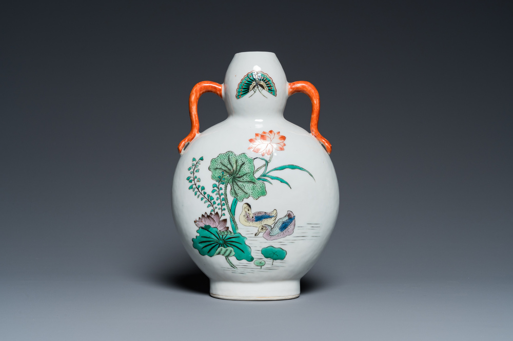 A Chinese famille verte moonflask vase, 'bianhu', Qianlong mark, 19th C.