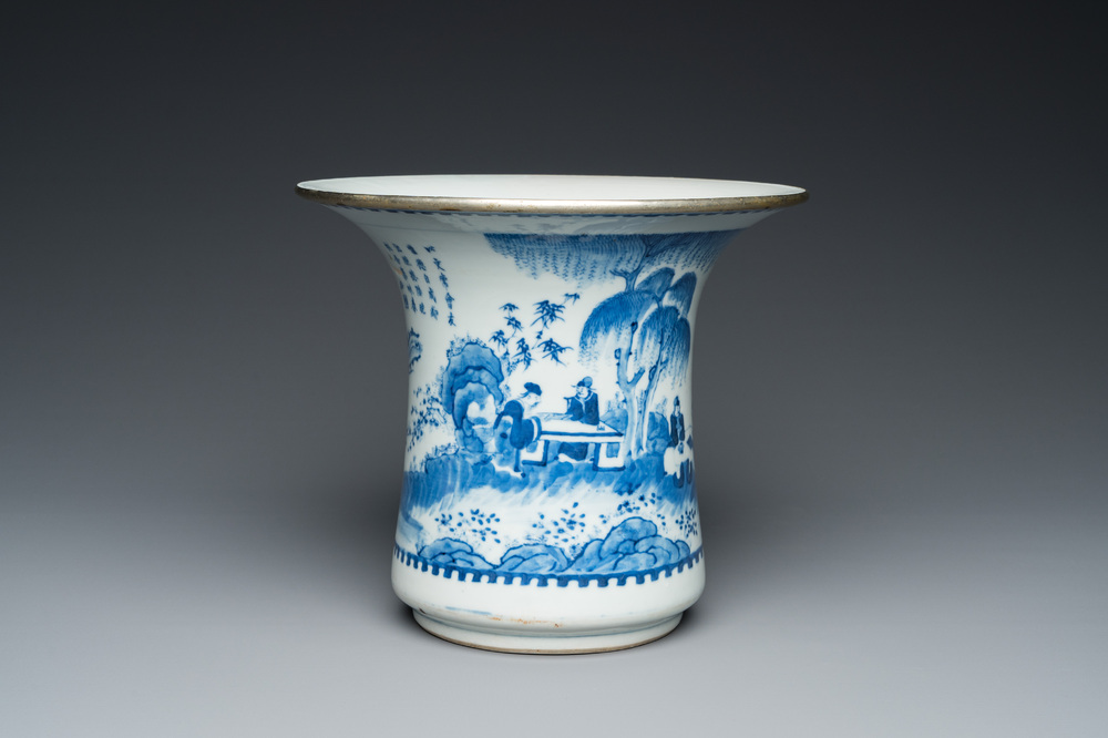Een Chinese blauw-witte 'Bleu de Hue' kwispedoor voor de Vietnamese koning Khai Dinh, Nội phủ đ&atilde;i tạo 內府待造 mark, ca. 1924