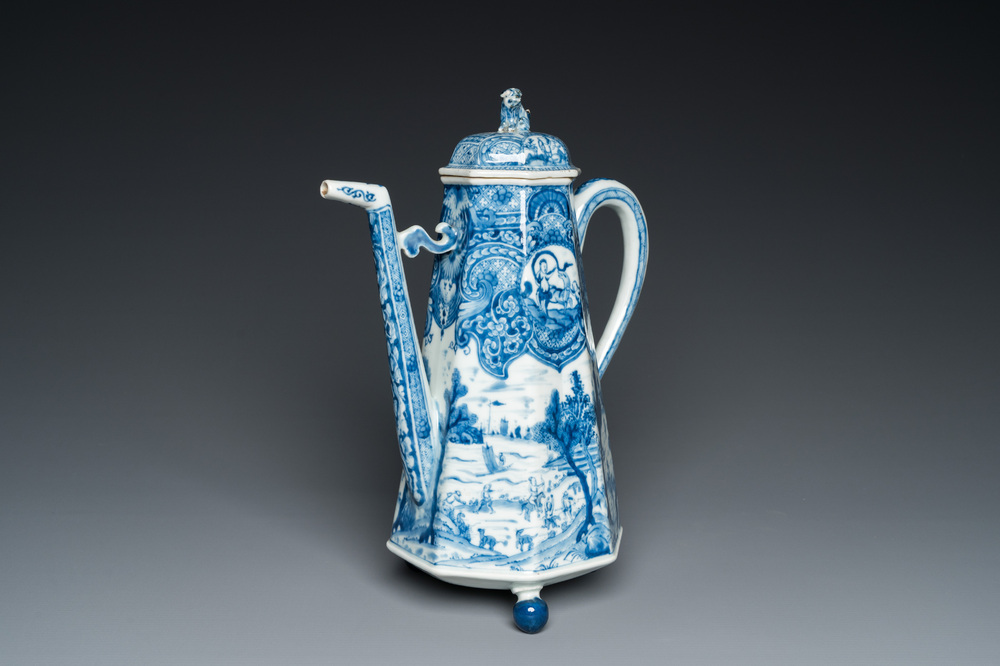Cafeti&egrave;re couverte en porcelaine de Chine en bleu et blanc &agrave; d&eacute;cor de 'La d&eacute;esse Europe et le taureau', Kangxi