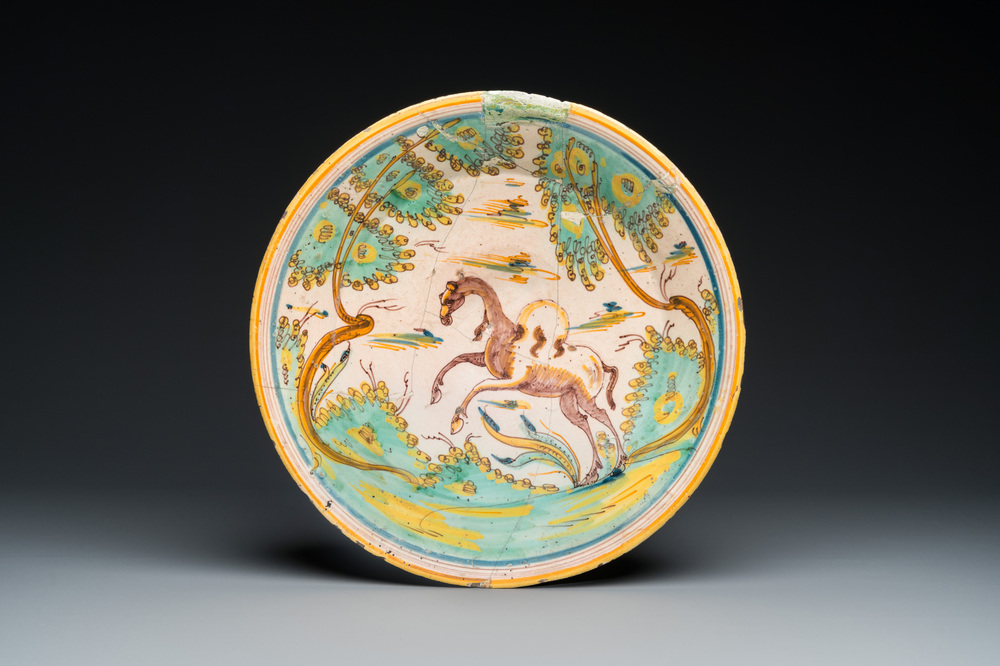 Plat en fa&iuml;ence polychrome de Talavera figurant un dromadaire, Espagne, 17&egrave;me