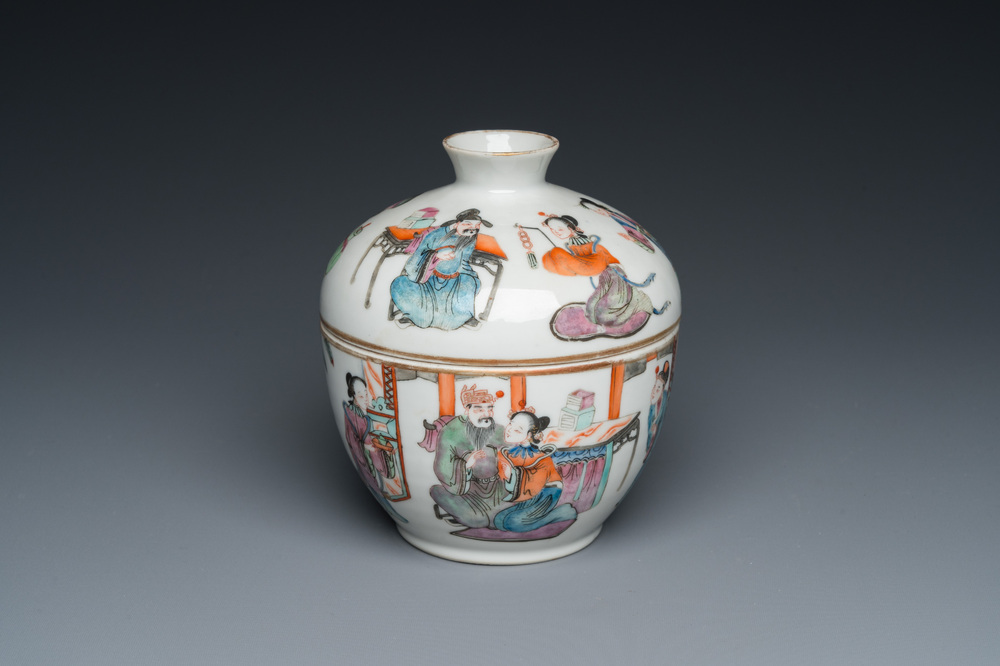 Een Chinese famille rose dekselkom met figuratief decor, Xianfeng merk en periode