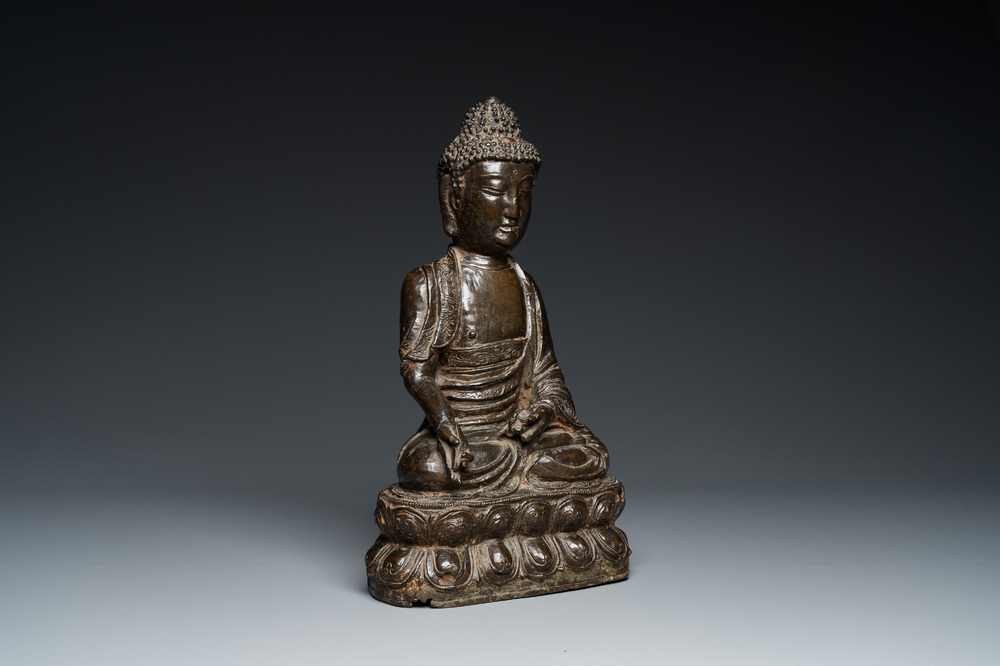 Een grote Chinese gelakte bronzen Boeddha, Ming