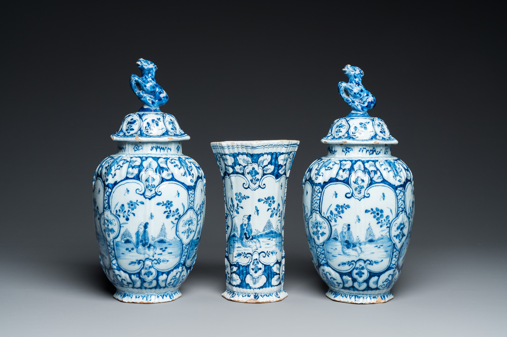 Garniture de trois vases en fa&iuml;ence de Delft en bleu et blanc &agrave; d&eacute;cor chinois, 18&egrave;me