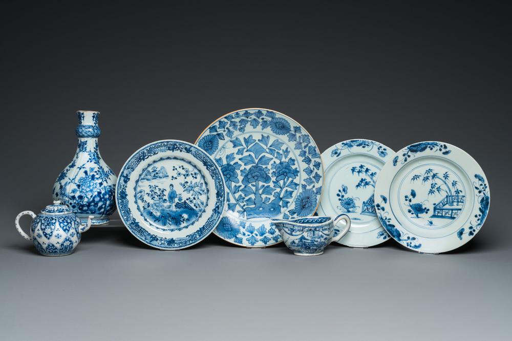 Zeven stukken Chinees blauw-wit porselein, Kangxi/Qianlong