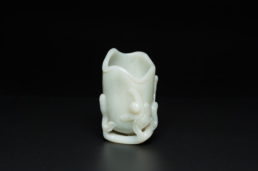 Pot &agrave; pinceaux en jade c&eacute;ladon p&acirc;le, Chine, 19/20&egrave;me