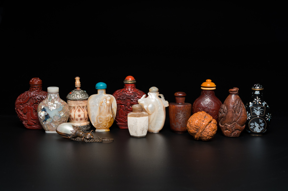Treize tabati&egrave;res en bois, laque, nacre et os, Chine, 19/20&egrave;me