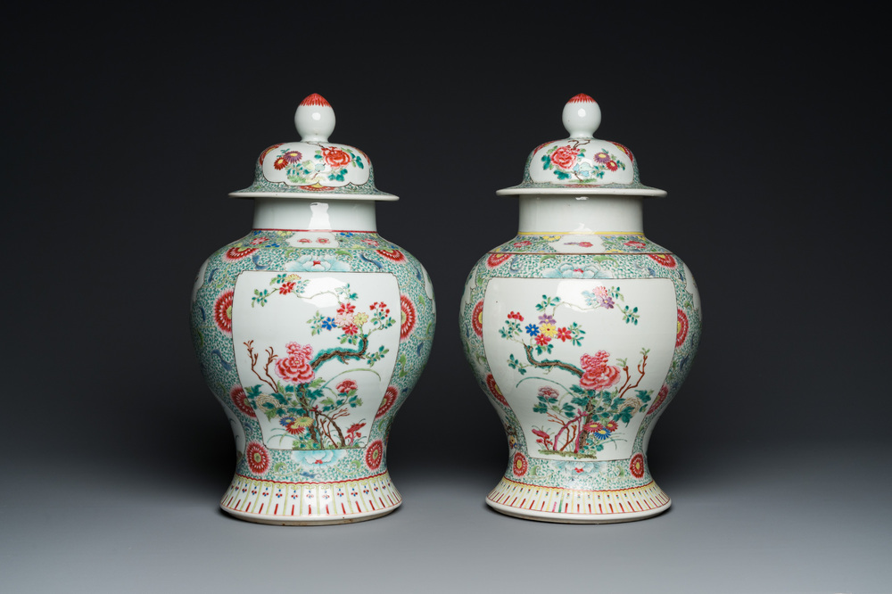 Een paar Chinese famille rose dekselvazen, 19e eeuw