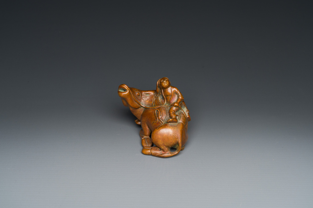 Compte-gouttes en bronze en forme d'un gar&ccedil;on sur un buffle, Chine, Qing