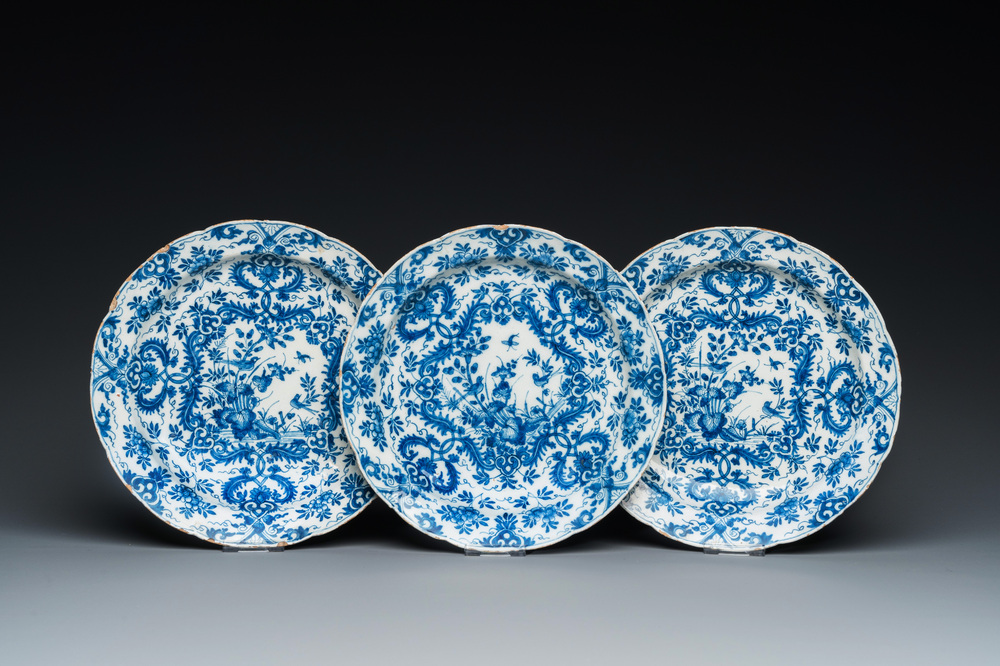 Drie blauw-witte Delftse borden met floraal decor, 1e kwart 18e eeuw