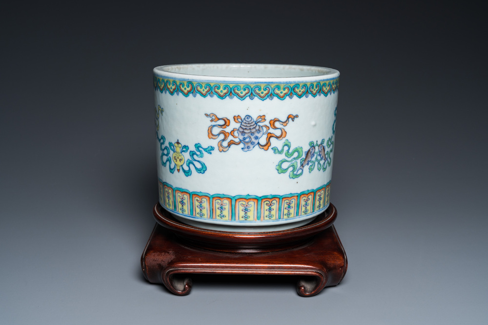 A Chinese doucai 'bajixiang' jardini&egrave;re, Qianlong/Jiaqing