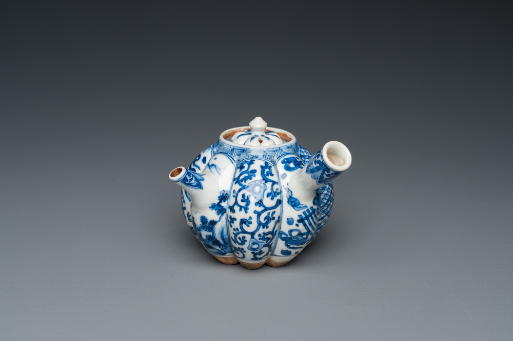 A Japanese blue and white Arita hot water kettle, Edo, 17/18th C.