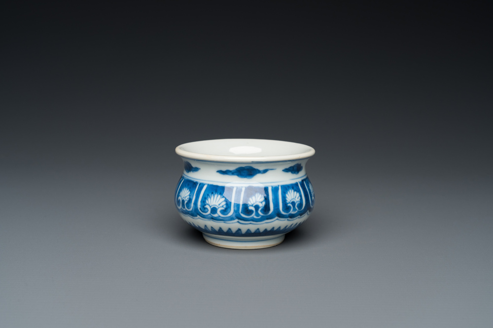 A small Chinese blue and white censer, Kangxi