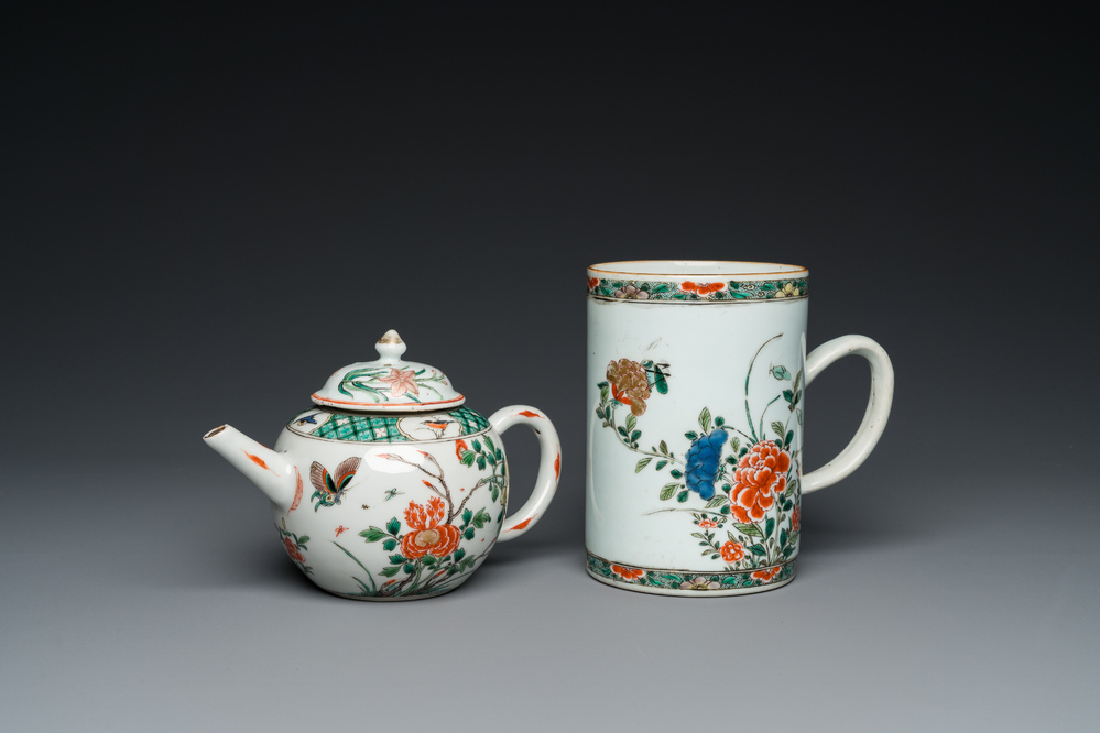 A Chinese famille verte teapot and a mug, Kangxi