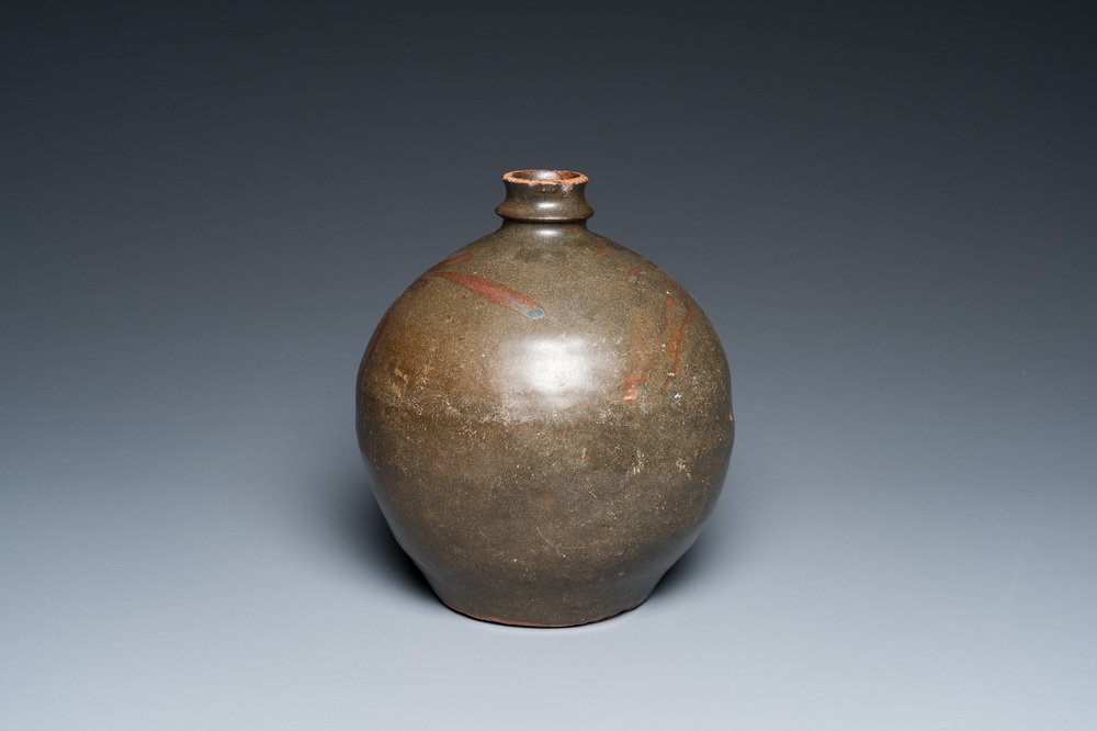 Vase de forme globulaire en gr&egrave;s porcelaineux &agrave; &eacute;mail brun &agrave; d&eacute;cor floral, Chine, Song