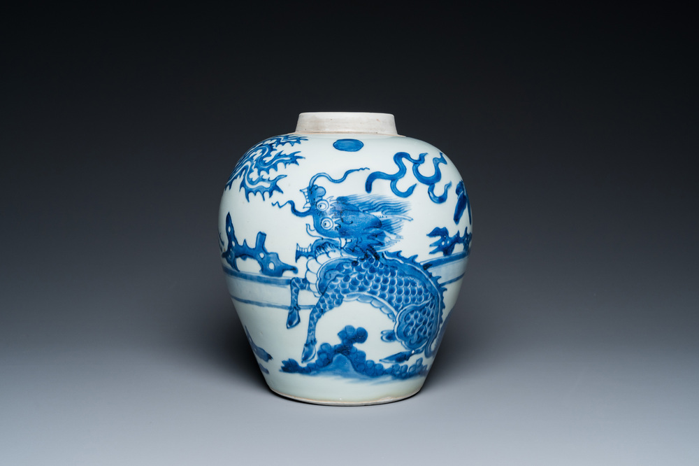 Een Chinese blauw-witte 'kylin' pot, Shunzhi