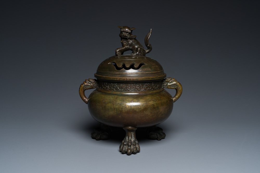 Br&ucirc;le-parfum tripod en bronze au couvercle orn&eacute; d'un qilin, marque de Qianlong, Qing