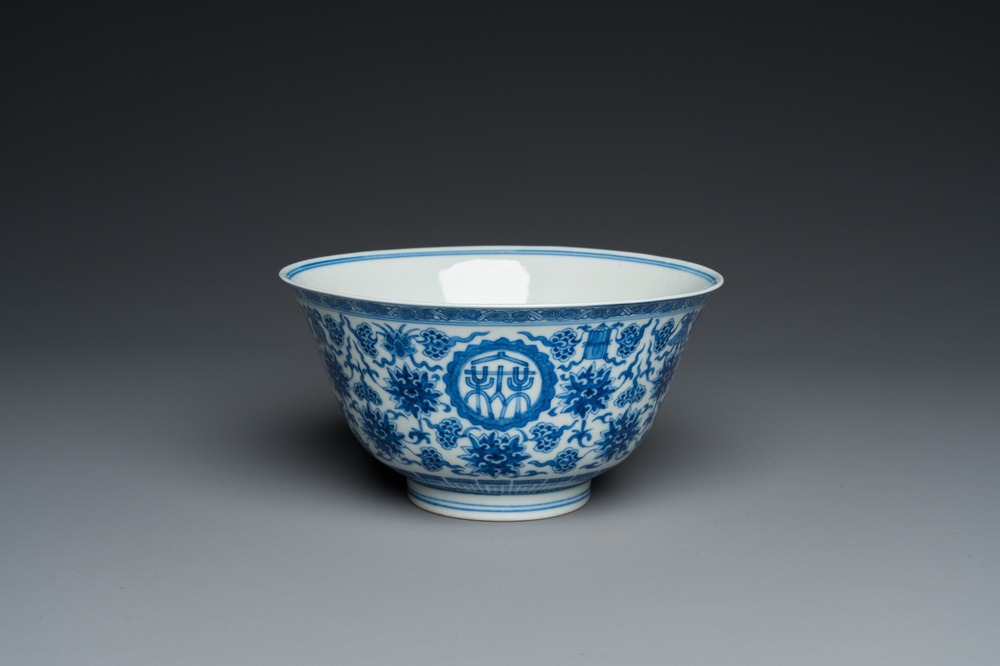 Een Chinese blauw-witte 'Wan Shou Wu Jiang' kom, Qianlong merk en periode