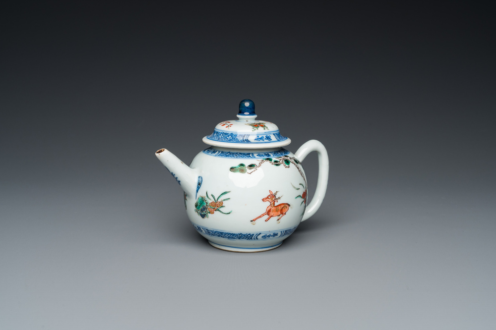 Th&eacute;i&egrave;re couverte en porcelaine de Chine famille verte &agrave; d&eacute;cor d'une grue et d'un cerf, Kangxi