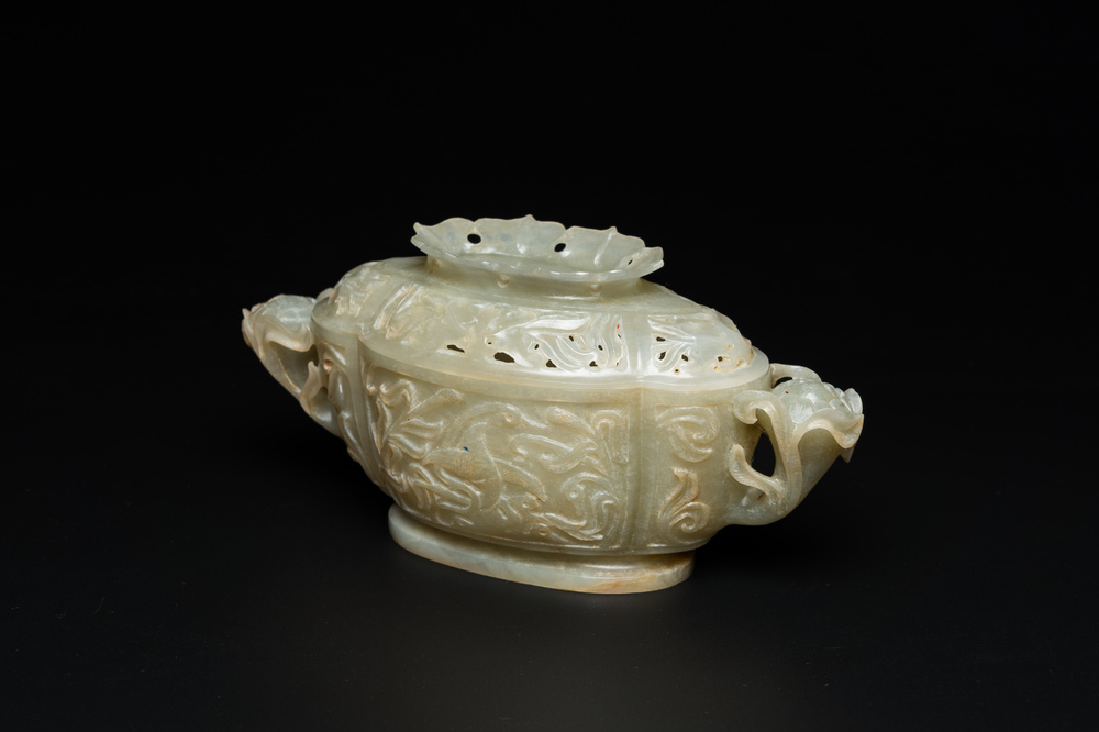 Bol couvert ajour&eacute; en jade sculpt&eacute;, Chine, 19/20&egrave;me