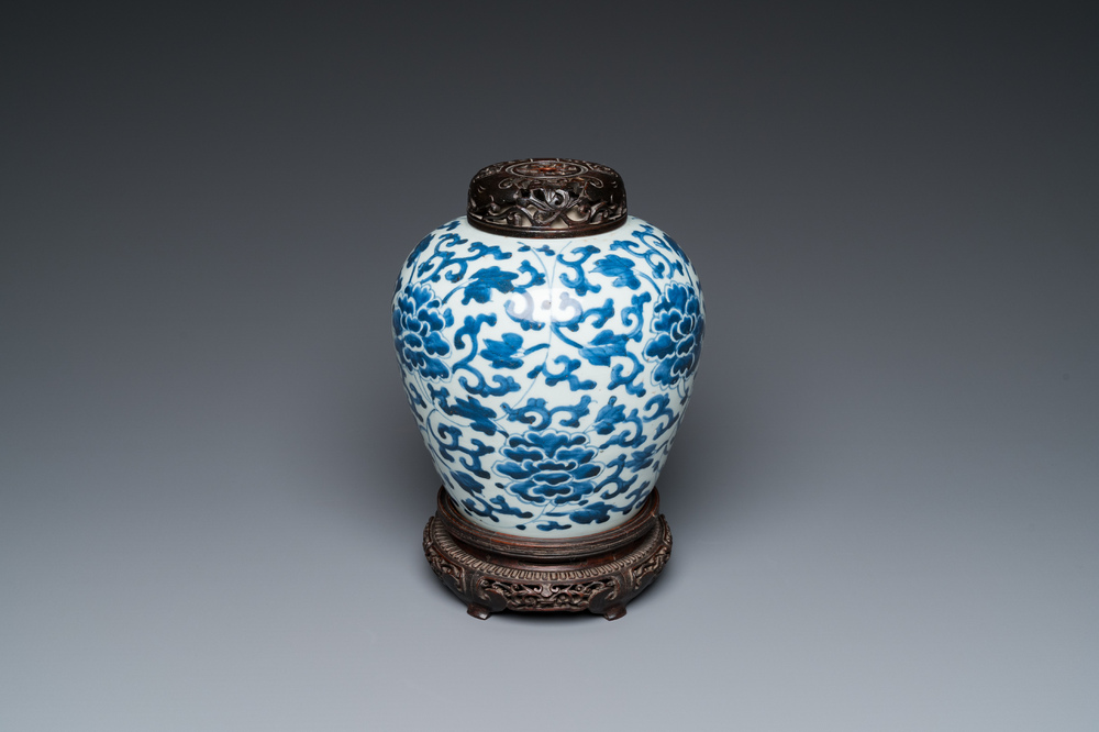 Vase en porcelaine de Chine en bleu et blanc &agrave; d&eacute;cor de rinceaux de fleurs, &eacute;poque Transition