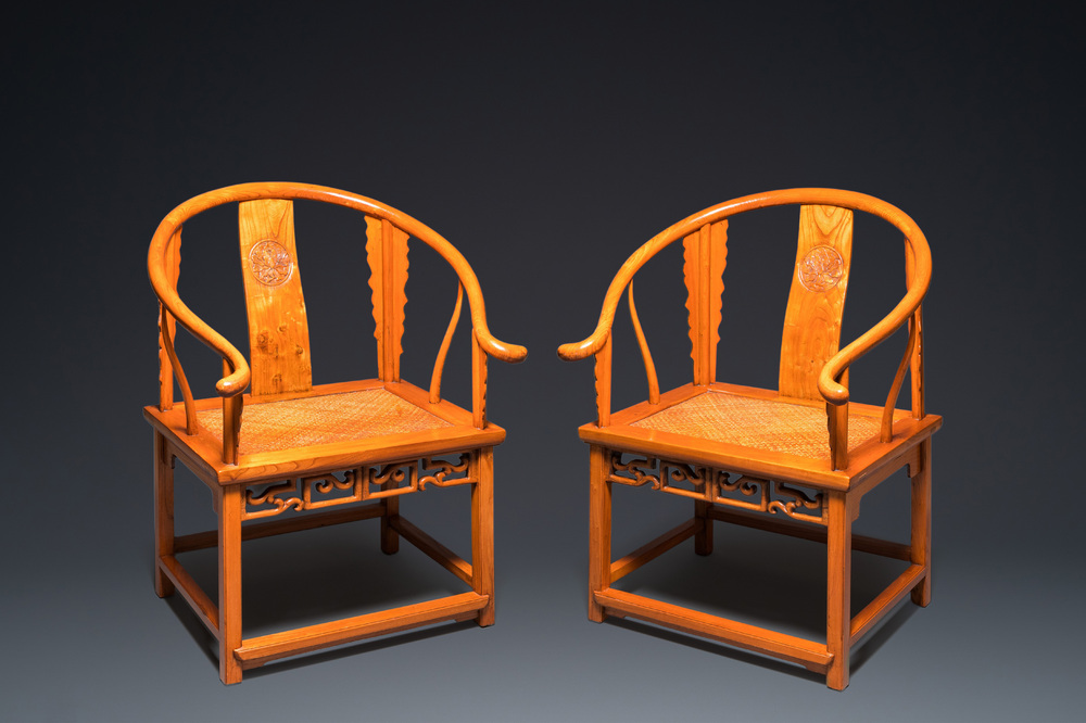 Een paar Chinese 'hoefijzer' stoelen in olm, Republiek