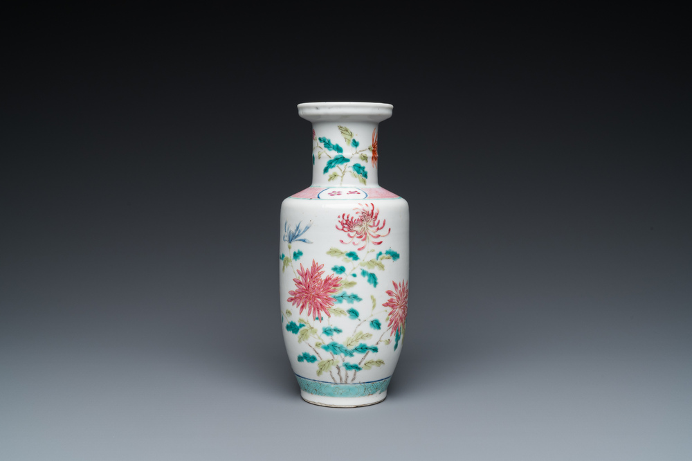 Een Chinese famille rose rouleau vaas, Daoguang merk, 19e eeuw