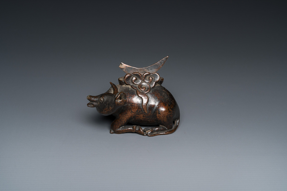 Een Chinese bronzen spiegelhouder met een hert, late Ming