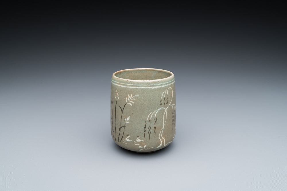 Bol &agrave; th&eacute; en porcelaine de Cor&eacute;e &agrave; d&eacute;cor en engobe sur fond c&eacute;ladon
