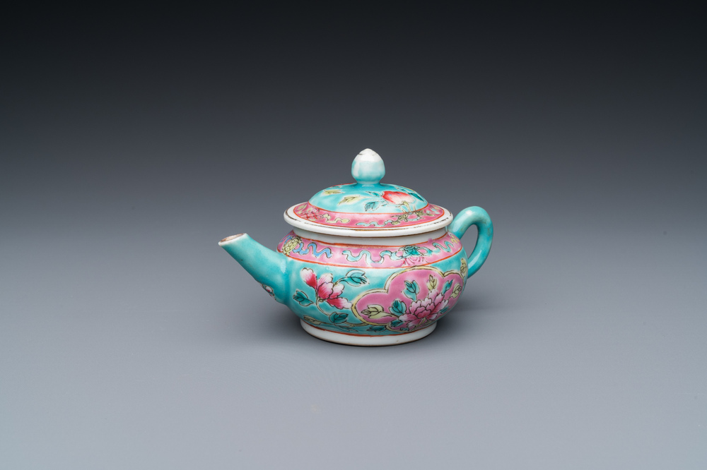 Een Chinese famille rose theepot voor de Straits of Peranakan markt, 19e eeuw