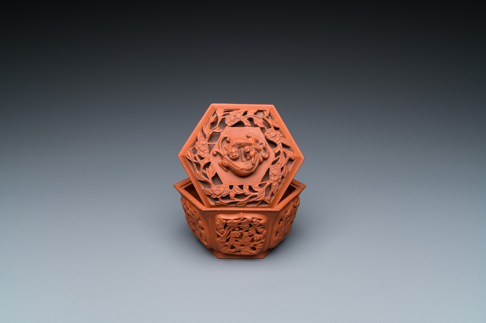 Een hexagonale opengewerkte Chinese Yixing steengoed dekselkom, Kangxi