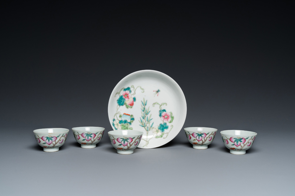 Cinq bols en porcelaine de Chine famille rose &agrave; d&eacute;cor de neuf p&ecirc;ches et une coupe aux poires de baumier, marque de Ju Ren Tang 居仁堂製, 19/20&egrave;me
