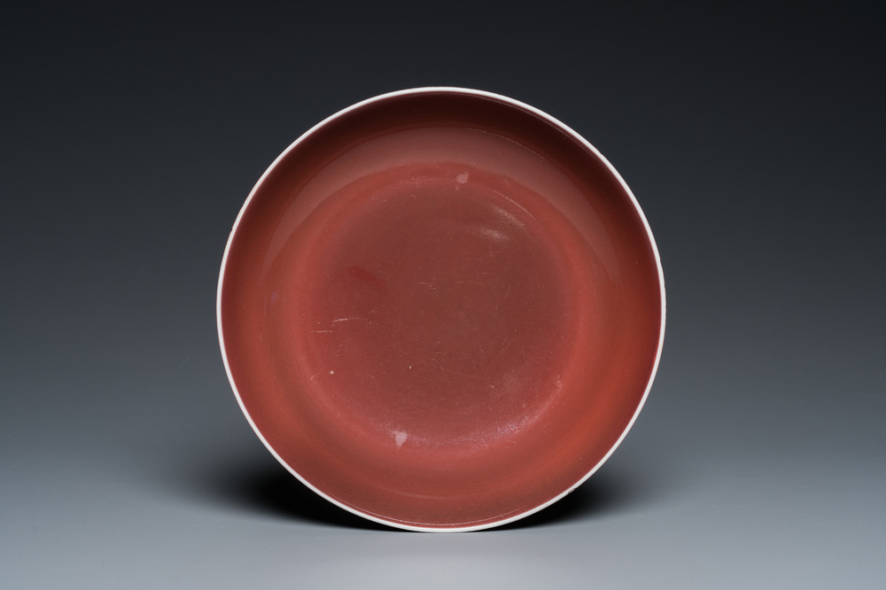 Een Chinees monochroom koperrood bord, Qianlong merk en periode