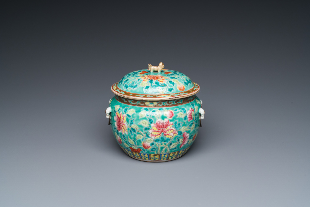 Een Chinese famille rose 'kamcheng' dekselkom voor de Straits of Peranakan markt, 19e eeuw