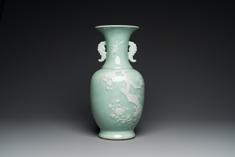 Een Chinese celadon vaas met wit slibdecor, Qianlong merk en periode