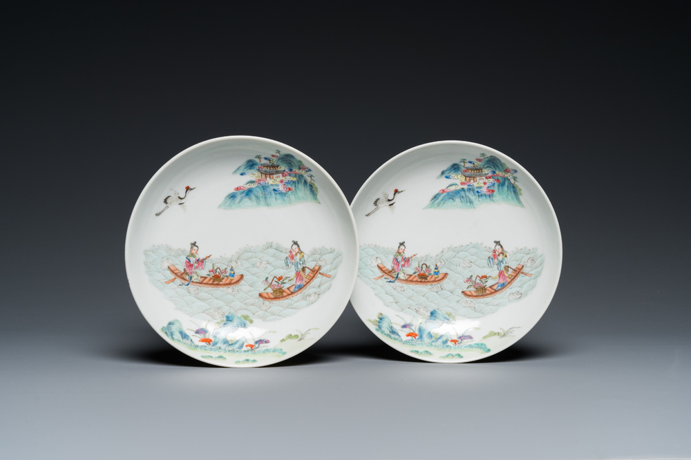 Een paar Chinese famille rose borden met onsterfelijken, Shen De Tang 慎德堂製 merk, 19e eeuw