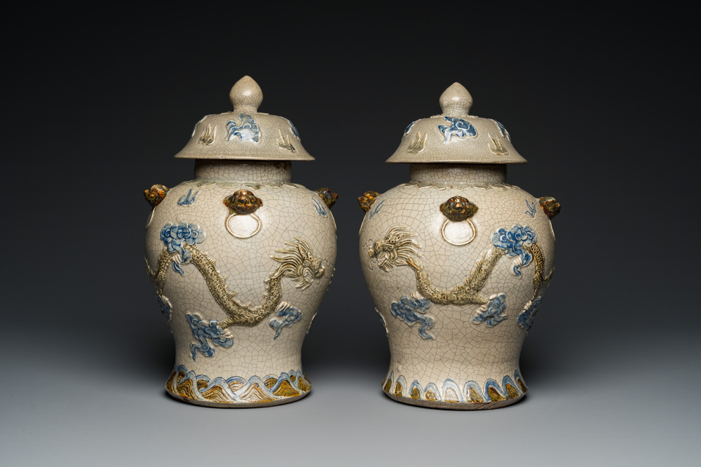 Paire de vases couverts en gr&egrave;s de Bat Trang &agrave; d&eacute;cor de dragons, Vietnam, 19&egrave;me