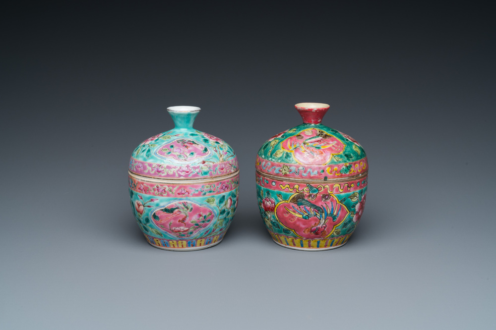 Twee Chinese famille rose 'chupu' dekselkommen voor de Straits of Peranakan markt, 19e eeuw
