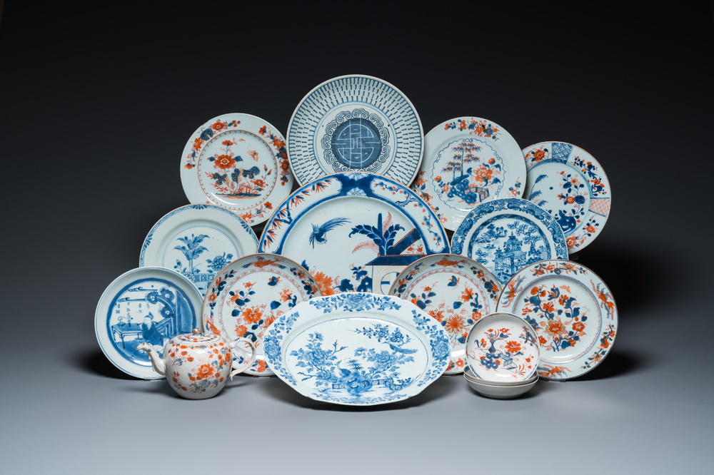 15 Chinese blauw-witte en Imari-stijl schotels en een theepot, Kangxi en later