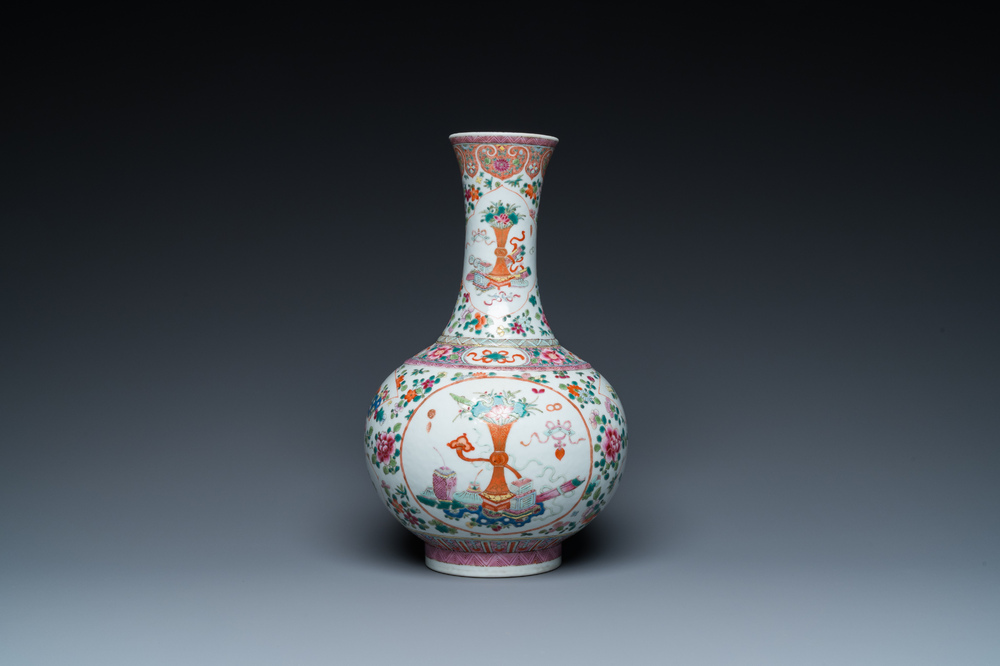 Vase de forme bouteille en porcelaine de Chine famille rose &agrave; d&eacute;cor d'antiquit&eacute;s, marque et &eacute;poque de Guangxu