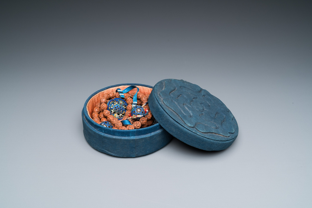 A Chinese Mandarin necklace with enamelled silver and pit carvings in original box, 18/19th C.