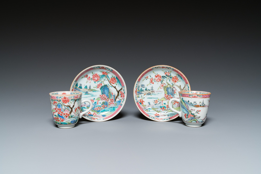 Een paar Chinese famille rose koppen en schotels, Yongzheng
