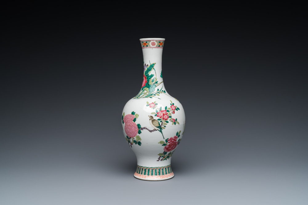 Vase en porcelaine de Chine famille rose &agrave; d&eacute;cor d'un oiseau parmi des branches fleuries, marque de Yongzheng, 19&egrave;me