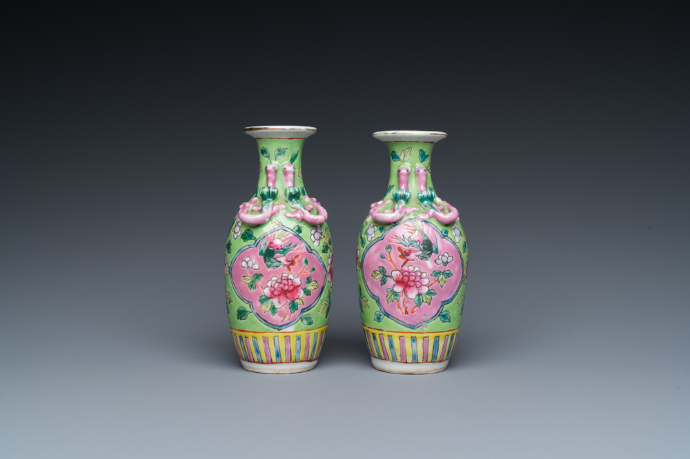 Paire de vases en porcelaine de Chine famille rose pour le march&eacute; Straits ou Peranakan, 19&egrave;me