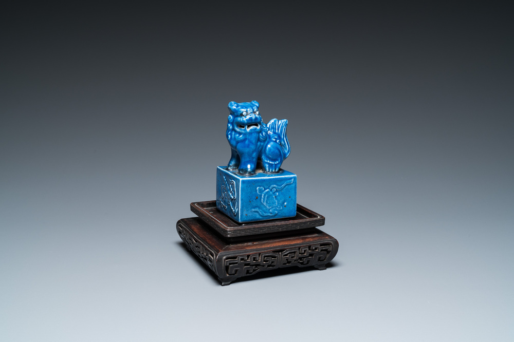 A Chinese monochrome blue Qianlong seal with a Buddhist lion, 19/20th C.