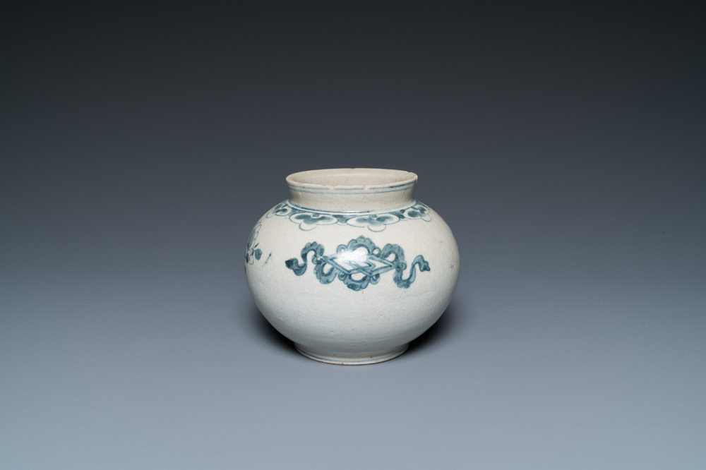 Petit vase en porcelaine de Cor&eacute;e en bleu et blanc, Jos&eacute;on, 19&egrave;me
