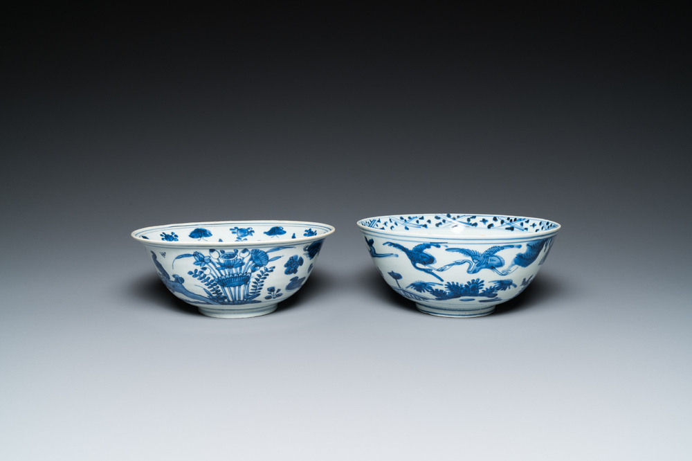 Twee Chinese blauw-witte kommen met eenden, herten en kraanvogels, Wanli