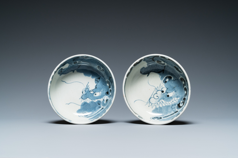 A pair of Japanese blue and white Arita 'dragon' bowls, Edo, 18th C.